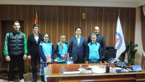 Sarıveliler Kaymakamı Öner'den Başarılı Sporculara Ödül