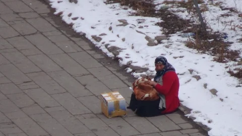 Çocuklu Kadın Dilenciler Bıktırdı