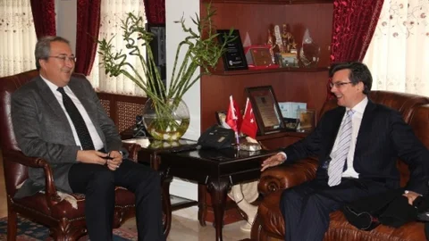 Avustralya Büyükelçisi Larsen Ünver'i Ziyaret Etti