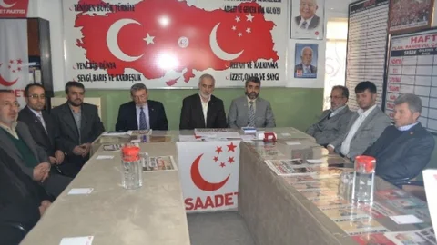 Saadet Partisi Halkla Kucaklaşıyor