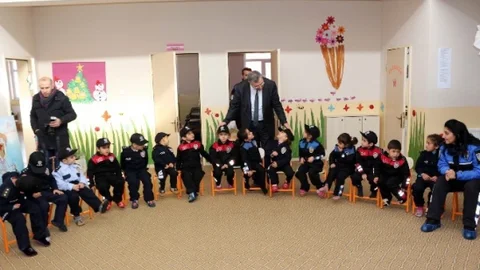 Polislerden Minik Öğrencilere Etkinlik
