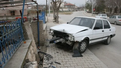 Kontrolden Çıkan Otomobil Duvara Çarptı