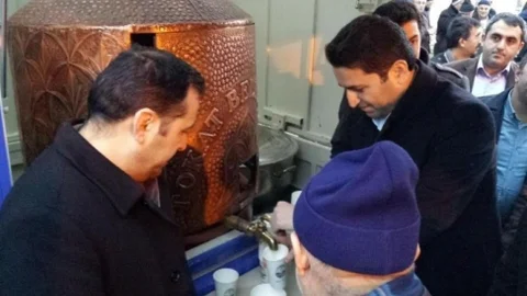 Vatandaşa Camide Sıcak Süt İkramı