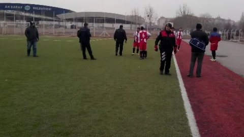 Futbolcular Sahada Birbirine Girdi