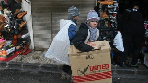 Suriyeli Çocuklar Sobada Yakmak İçin Karton Topluyor