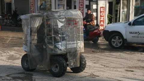 Soğuktan Korunmak İçin Motosikletine Naylon İle Koruma Yaptı