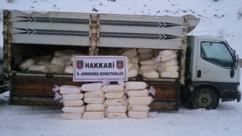 Hakkari'de Gümrük Kaçağı 17 Bin Kilo Hayvansal Yağ Ele Geçirildi
