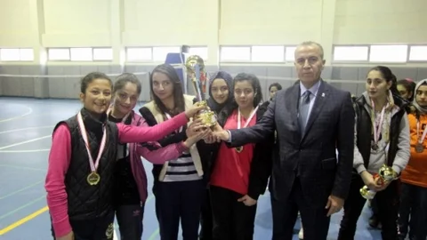 Yıldız Kızlarda Badmintonun Şampiyonu Mehmet Uluğcan Ortaokulu Oldu