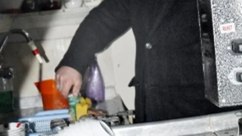 Yıkarken Kırılan Bardaklar Yüzünden Hastanelik Olan Çaycıdan İlginç Buluş