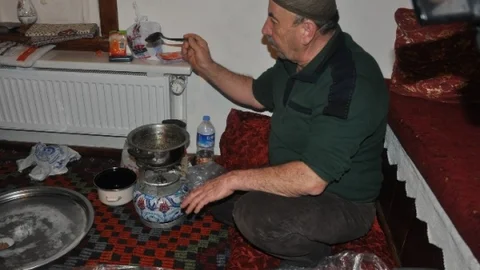 Sandıklı'da Kış Gecelerinin Geleneksel Eğlencesi Tel Helva