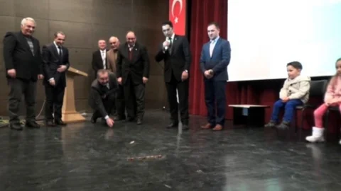 Vali Özdemir Aşık Oynadı