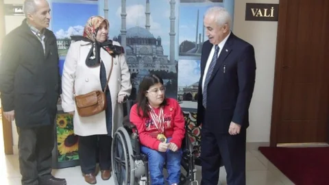 Edirne Valisi Şahin'den Başarılı Sporcuya Altın