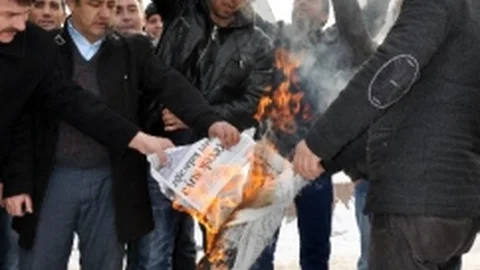 Karikatür Tepkisi İçin Cumhuriyet Gazetesini Yaktılar