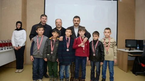 Başkan Külcü Akıl Oyunları Yarışmasında Dereceye Giren Öğrencileri Ödüllendirdi