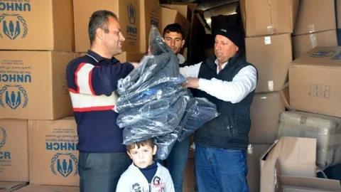 Çadır Kentteki Mültecilere Kışlık Elbise Dağıtılıyor