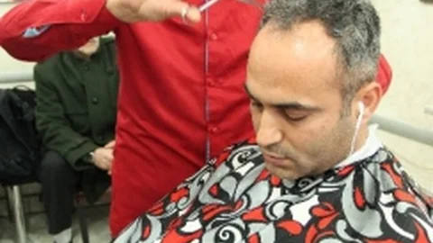 Tıraş Olurken Akıllı Telefonlarıyla Oyun Oynuyorlar