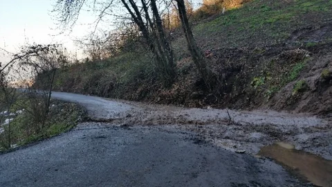 Grup Yolu Heyelan Nedeniyle Çöktü