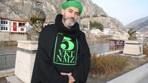 Yaşar Alptekin Geç Saatte Cübbe Ve Sarıkla Dolaşınca Şikayet Edildi