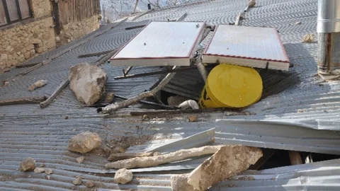 Evin Üzerine Kaya Parçaları Yağdı