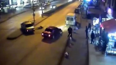 Emniyet Kemeri Takılı Olmayan Yolcu Yola Fırladı