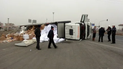 Otomobile Çarpmamak İçin Tir'ı Devirdi