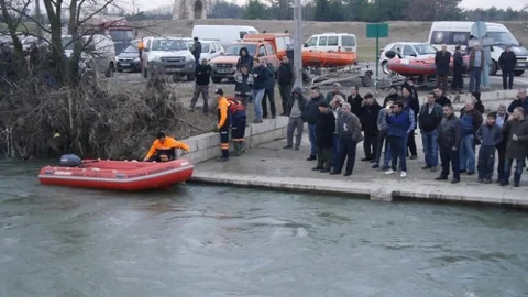Otomobille Nehre Uçtular