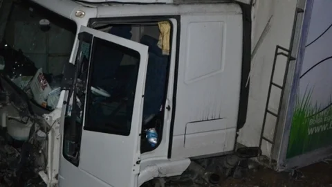 Lastiği Patlayan Kamyon Bahçeye Uçtu