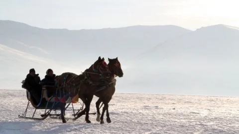 Atlı Kızakçılar Ekmeğini Buzdan Kazanıyor
