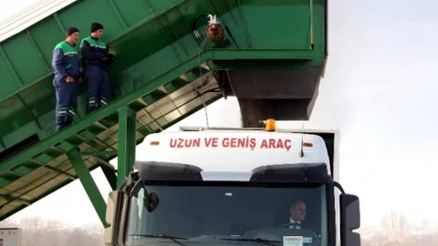 Başkan Babaş Direksiyon Başına Geçerek Çöp Taşıdı