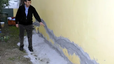 (Özel Haber) Yalova'da Toprak Kayması Evlerin Duvarını Çatlattı