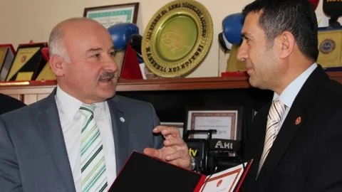 Temad Kırşehir Şubesinden Ahi Tv Genel Müdürü Acer'e Ödül