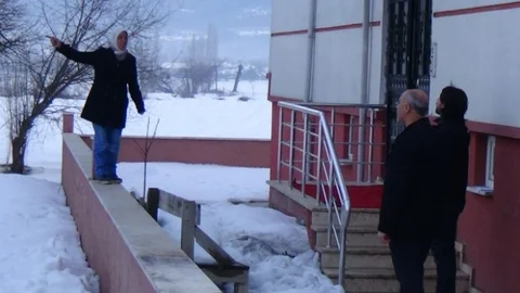 Polis Kendini Yakmak İsteyen Kadının Üzerine Atladı