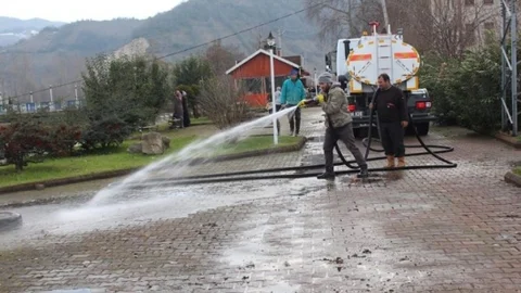 Kozcağız'da Caddeler Temizleniyor