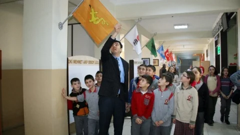 Öğrencilerden Cumhurbaşkanı Erdoğan'a Bayraklı Destek