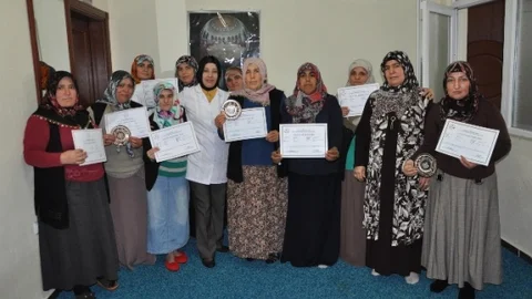 Yozgat'ta Torunlardan Önce Nineler Karne Aldı