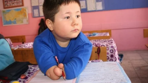 İki Eli Ve Bir Bacağı Olmayan Yozgatlı Muhammet Enes'in Okuma Azmi