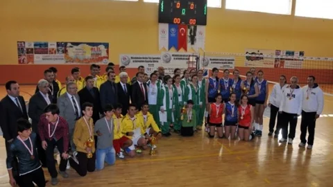 Karaman'da Düzenlenen Okullararası Voleybol Turnuvası Sona Erdi