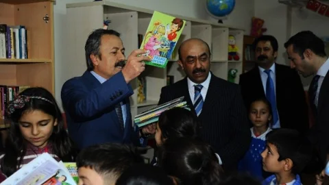Köy Okullarına Kitap Ve Oyuncak