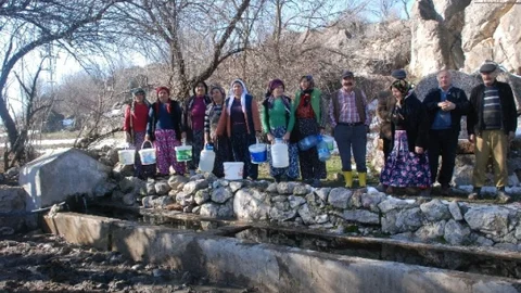 Gençler Banyo Yapamayınca Köyü Terketti
