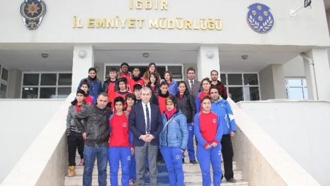 Bayan Futbolculardan Müdür Babal'a Ziyaret