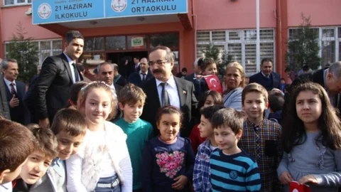 Vali Coş Karne Dağıttı