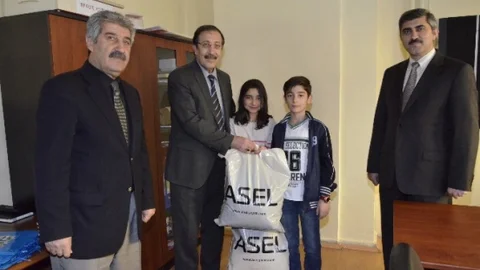 Palandöken Belediyesi İhtiyaç Sahibi Öğrencilere Kışlık Mont Ve Bot Dağıttı…