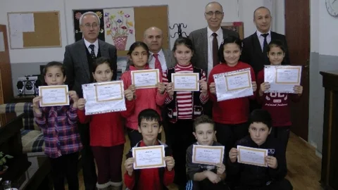 Başarılı Olan Öğrenciler Takdir Belgelerini Aldılar