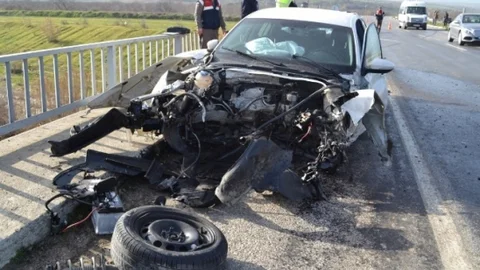 Köprü Korkuluklarına Çarpan Araç Hurdaya Döndü