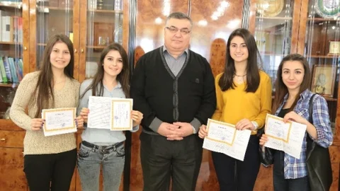 Kırklareli'nde Öğrenciler Karne Sevincini Belediye Başkanı Kesimoğlu İle Paylaştı