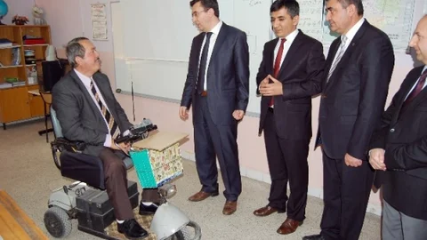 (Özel Haber) Engelli Öğretmen Öğrencilerine Karnelerini Dağıttı