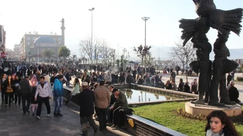 Park Ve Meydanlar Dolup Taştı