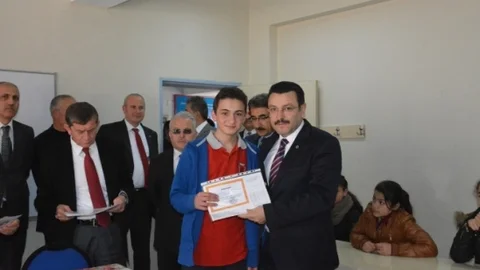 Başkan Genç Öğrencilerin Karne Sevincini Paylaştı