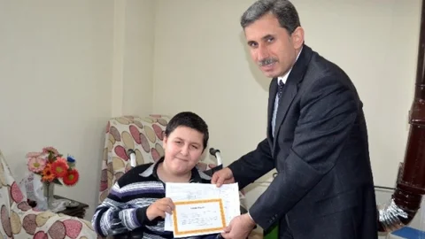 Takdir Belgesini Ve Karnesini Evinde Aldı