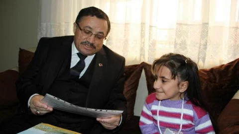 'cam Kız' Karnesini Evinde Aldı